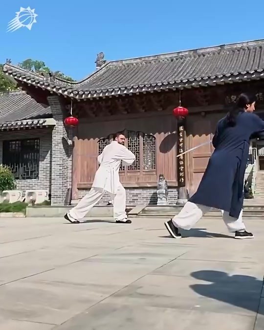 少林文班，武当狄龙？狄龙中国行上武当山和道士学习舞剑耍枪